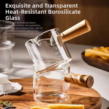 Puidust käepidemega kohvipiimakann, piimakruus, borosilikaatklaasist kohvikruus, kohvimasina ekstraheerimisskaala mõõtekork, piimakruus käepidemega