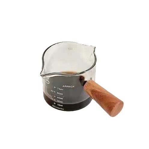 Puidust käepidemega kohvipiimakann, piimakruus, borosilikaatklaasist kohvikruus, kohvimasina ekstraheerimisskaala mõõtekork, piimakruus käepidemega