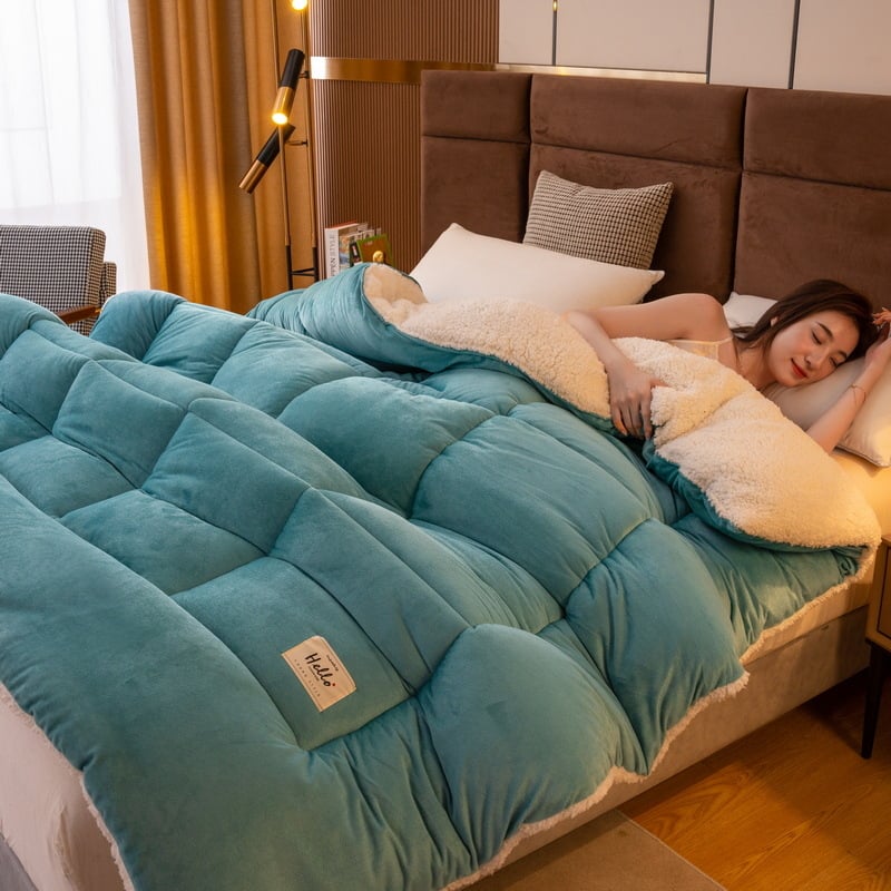 Tarpvalstybinė ėrienos aksomo antklodė, pieno aksomo šerdis, tiesioginis platinimas, dvipusė sustorinta aksomo antklodė, studentų bendrabučio patalynė