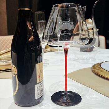 Melns sarkans tauriņš Burgundijas vīna glāze Ieeja Grezna Augstas klases Grezna Sarkanā stieņa vīna glāze Augstas vērtības Ieeja Grezns stils