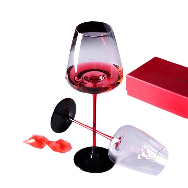 Melns sarkans tauriņš Burgundijas vīna glāze Ieeja Grezna Augstas klases Grezna Sarkanā stieņa vīna glāze Augstas vērtības Ieeja Grezns stils