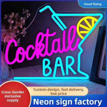 Tarpvalstybinis „Amazon“ populiarus neoninis baras, sienos dekoravimas, registracijos nuotrauka, fonas, parduotuvė, gatvės ženklo išdėstymas, interneto įžymybė