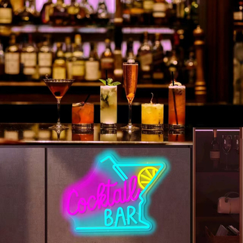 Tarpvalstybinis „Amazon“ populiarus neoninis baras, sienos dekoravimas, registracijos nuotrauka, fonas, parduotuvė, gatvės ženklo išdėstymas, interneto įžymybė