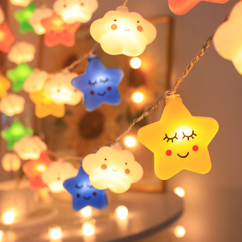 Lauko stovyklavimo atmosfera, dekoratyvinės LED lemputės, mirksinčios lemputės, girliandos, žvaigždėto dangaus palapinės išdėstymas, mažos žvaigždėtos lemputės