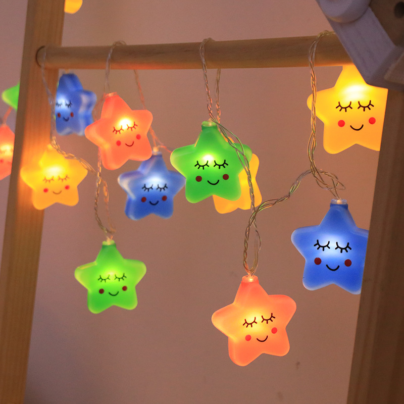 Lauko stovyklavimo atmosfera, dekoratyvinės LED lemputės, mirksinčios lemputės, girliandos, žvaigždėto dangaus palapinės išdėstymas, mažos žvaigždėtos lemputės