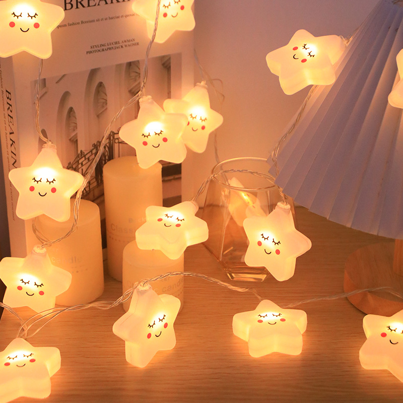 Lauko stovyklavimo atmosfera, dekoratyvinės LED lemputės, mirksinčios lemputės, girliandos, žvaigždėto dangaus palapinės išdėstymas, mažos žvaigždėtos lemputės