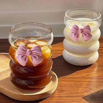 Lihav kohviklaasist tass kõrrega stiilis majapidamistüdrukule mõeldud väärtusliku külma joogi piimateekruusiga