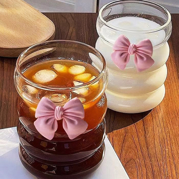 Lihav kohviklaasist tass kõrrega stiilis majapidamistüdrukule mõeldud väärtusliku külma joogi piimateekruusiga