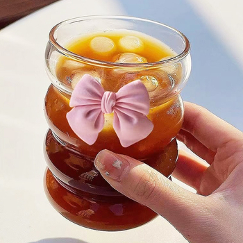 Lihav kohviklaasist tass kõrrega stiilis majapidamistüdrukule mõeldud väärtusliku külma joogi piimateekruusiga