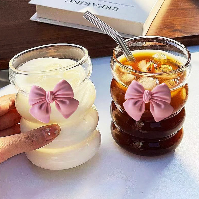 Lihav kohviklaasist tass kõrrega stiilis majapidamistüdrukule mõeldud väärtusliku külma joogi piimateekruusiga