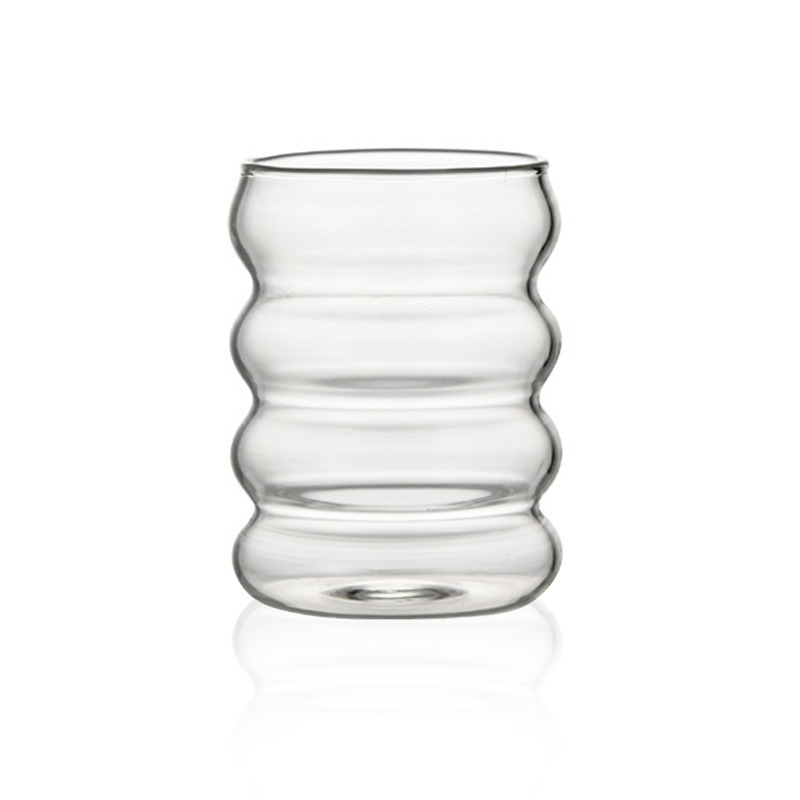 Lihav kohviklaasist tass kõrrega stiilis majapidamistüdrukule mõeldud väärtusliku külma joogi piimateekruusiga