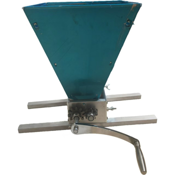 222. Paleistas naujas modelis. Rankomis alkūniniu voleliu valdomas anglinio plieno krumpliaratis. Kukurūzų malūnas. Daugiagrūdis trupintuvas. Salyklo trupintuvas.