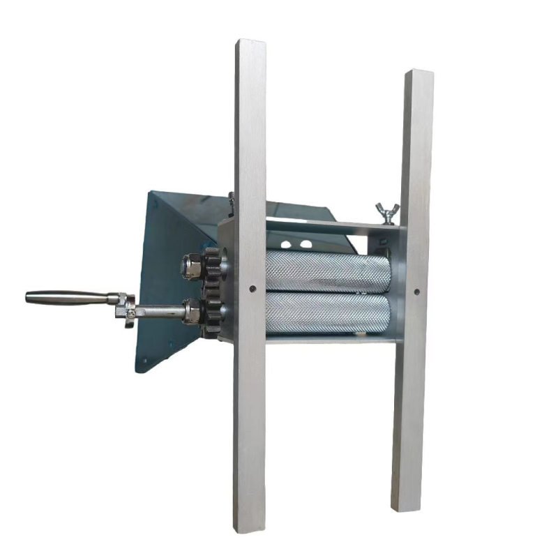 222. Paleistas naujas modelis. Rankomis alkūniniu voleliu valdomas anglinio plieno krumpliaratis. Kukurūzų malūnas. Daugiagrūdis trupintuvas. Salyklo trupintuvas.