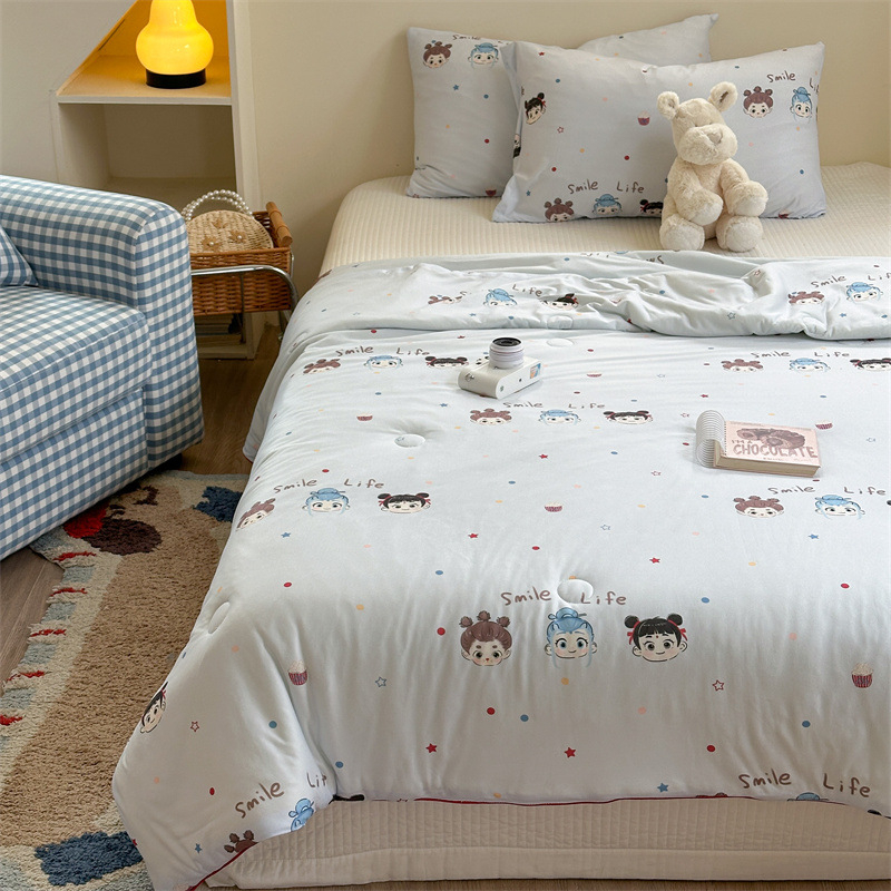 A klasės motinoms ir kūdikiams skirta pieno šilko megzta medvilninė vasarinė antklodė, vaikiška animacinių filmukų stiliaus antklodė su oro kondicionieriumi, viengulė dvigulė vasarinė vėsi antklodė, sojų pupelių rašto antklodės šerdis