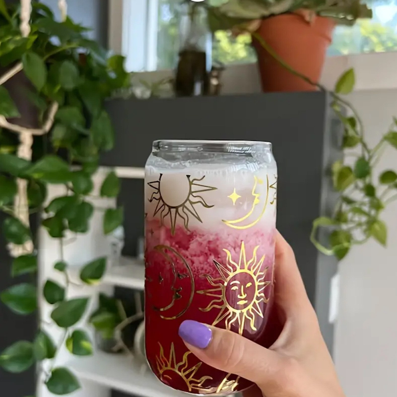 Piiriülene borosilikaatklaasist tass, kõrge värviväärtusega, loominguline kuldne päikese ja kuu koolajook, bambusest kaas, 16oz suure mahutavusega pipetitops