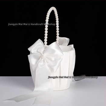 Vakarų stiliaus vestuvių gėlių krepšelis Gėlių mergaitės gėlių krepšelis, apibarstytas gėlėmis Vestuvių gėlių mergaitė, apibarstyta gėlėmis Perlų rankinis gėlių krepšelis Perlų drugelis