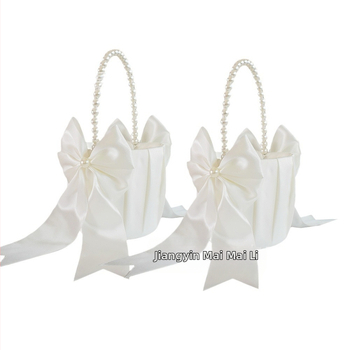 Vakarų stiliaus vestuvių gėlių krepšelis Gėlių mergaitės gėlių krepšelis, apibarstytas gėlėmis Vestuvių gėlių mergaitė, apibarstyta gėlėmis Perlų rankinis gėlių krepšelis Perlų drugelis