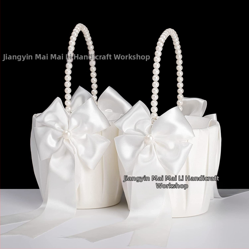 Vakarų stiliaus vestuvių gėlių krepšelis Gėlių mergaitės gėlių krepšelis, apibarstytas gėlėmis Vestuvių gėlių mergaitė, apibarstyta gėlėmis Perlų rankinis gėlių krepšelis Perlų drugelis