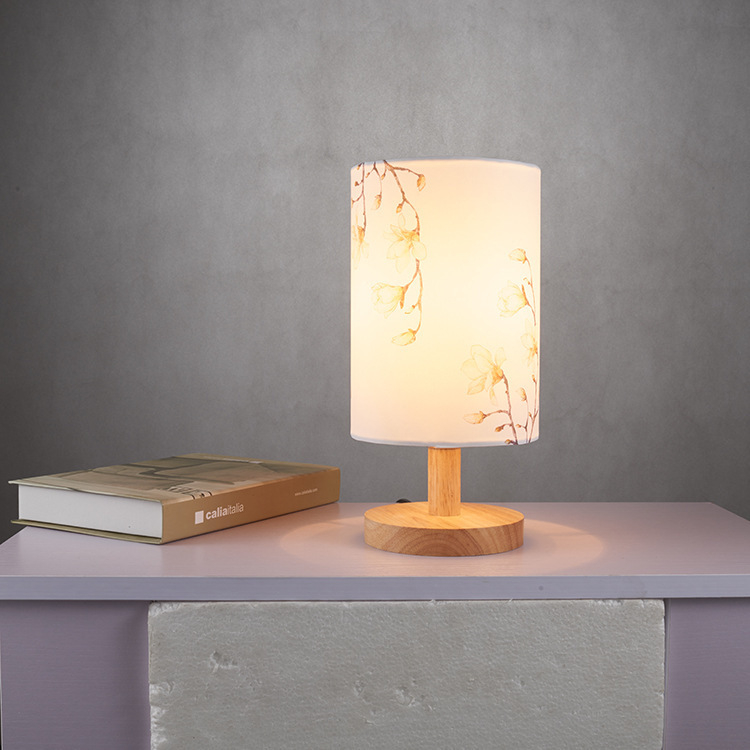 Müüakse täispuidust reljeefne laualamp Punase ratsaraamatu lapsevanema ja lapse käsitööna valminud isetegemise tegevusmaterjal, piiriülene riidest kate, öölamp