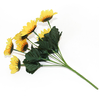 Päevalillede kimpude simulatsioon pastoraalses kodus elutoa kaunistamine päevalilled õpilased tantsivad plastlillede kimpude hoidmises