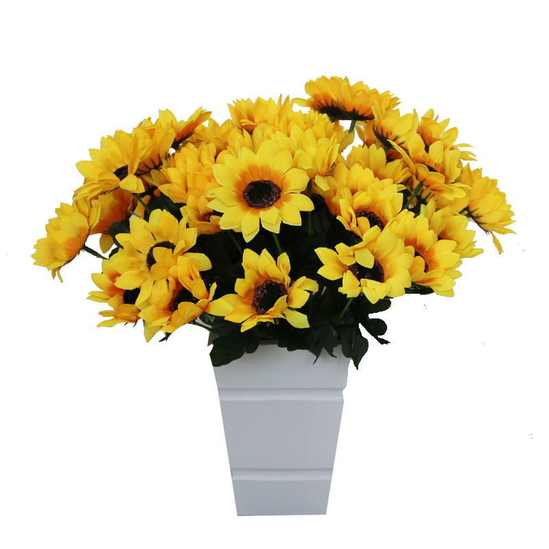 Päevalillede kimpude simulatsioon pastoraalses kodus elutoa kaunistamine päevalilled õpilased tantsivad plastlillede kimpude hoidmises