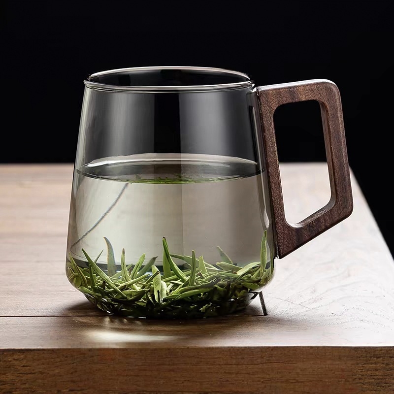 Gamintojo didmeninė stiklinė arbatos puodelis su rankena, žaliosios arbatos puodelis, buitinis karščiui atsparus stiklinis puodelis, kiniškas medinės rankenos rašalo puodelis, aukščiausios klasės svečias