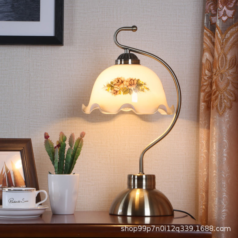 Eiropas stila retro metāla stikla uzlīmes galda lampa viesnīcas viesu istaba guļamistaba gultas kabinets silta bērnu istabas lasīšanas lampa