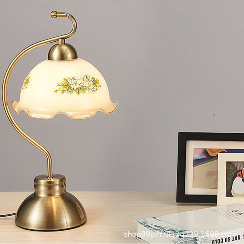 Euroopa stiilis retro metallist klaasist kleebisega laualamp hotelli külalistetoa magamistoa voodiäärse kabineti soe lastetoa lugemislamp