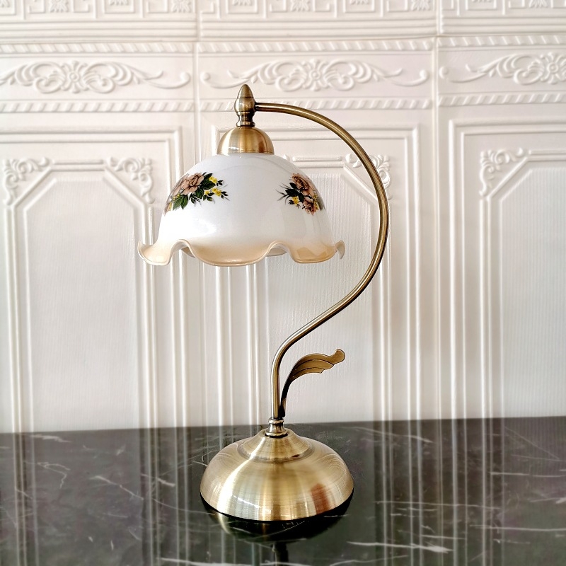 Euroopa stiilis retro metallist klaasist kleebisega laualamp hotelli külalistetoa magamistoa voodiäärse kabineti soe lastetoa lugemislamp
