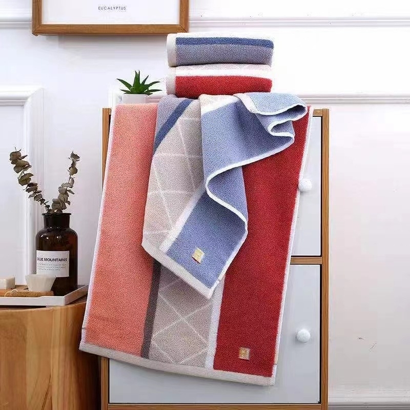 Gryno medvilninio rankšluosčio didmeninė prekyba sutirštintu prausimosi rankšluosčiu poroms, dovana ilgaamžė medvilnė, tamsus, aukštos kokybės rankšluostis su siuvinėtu logotipu