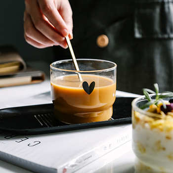 Klaasist virnastatav puuviljateekruus piimateekruus majapidamises kasutatava kõrge borosilikaatklaasiga armas naeratava näoga tass ühekihiline tass