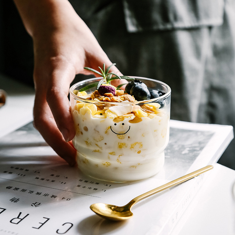 Klaasist virnastatav puuviljateekruus piimateekruus majapidamises kasutatava kõrge borosilikaatklaasiga armas naeratava näoga tass ühekihiline tass