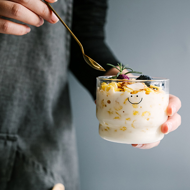 Klaasist virnastatav puuviljateekruus piimateekruus majapidamises kasutatava kõrge borosilikaatklaasiga armas naeratava näoga tass ühekihiline tass