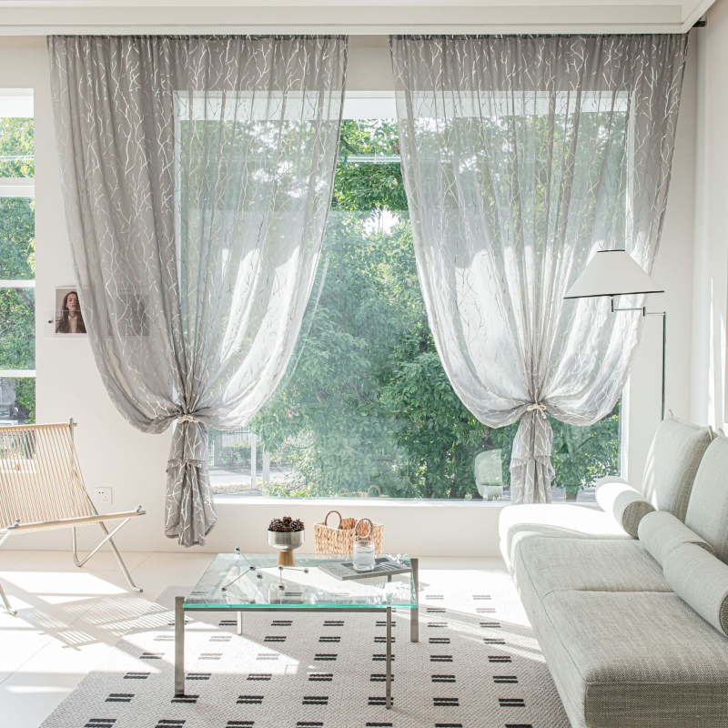 Tarpvalstybinė užsienio prekyba, parduodanti „Amazon“ meno šakos grūdus, karšto sidabro užuolaidų langų ekraną, apdailintą dėvėjimo strypo užuolaidas.