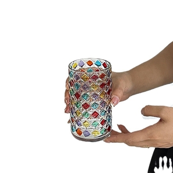 Το niche design με αντίθεση χρώματος, ζωγραφισμένο στο χέρι, χρωματιστό γυάλινο ποτήρι νερού, ποτήρι χυμού, θα αντανακλά το μεσαιωνικό φλιτζάνι με το φως του ουράνιου τόξου