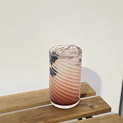 В нишов дизайн, контрастен цвят, ръчно рисувана цветна стъклена чаша за вода, чаша за сок, ще отразява дъговата светлина, средновековна чаша