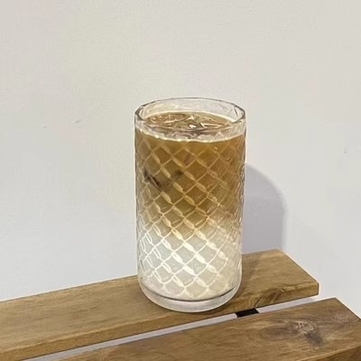 В нишов дизайн, контрастен цвят, ръчно рисувана цветна стъклена чаша за вода, чаша за сок, ще отразява дъговата светлина, средновековна чаша