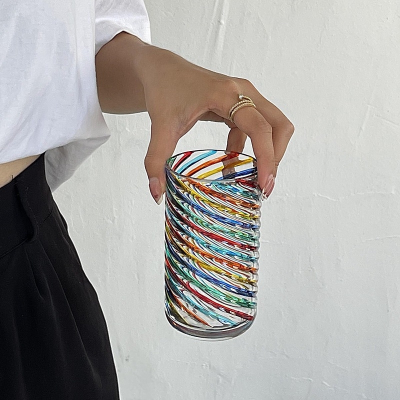 В нишов дизайн, контрастен цвят, ръчно рисувана цветна стъклена чаша за вода, чаша за сок, ще отразява дъговата светлина, средновековна чаша