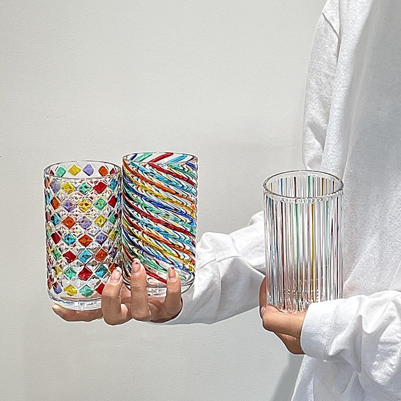 В нишов дизайн, контрастен цвят, ръчно рисувана цветна стъклена чаша за вода, чаша за сок, ще отразява дъговата светлина, средновековна чаша