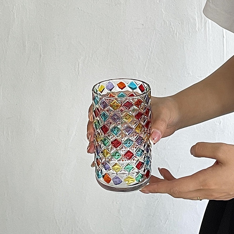 В нишов дизайн, контрастен цвят, ръчно рисувана цветна стъклена чаша за вода, чаша за сок, ще отразява дъговата светлина, средновековна чаша