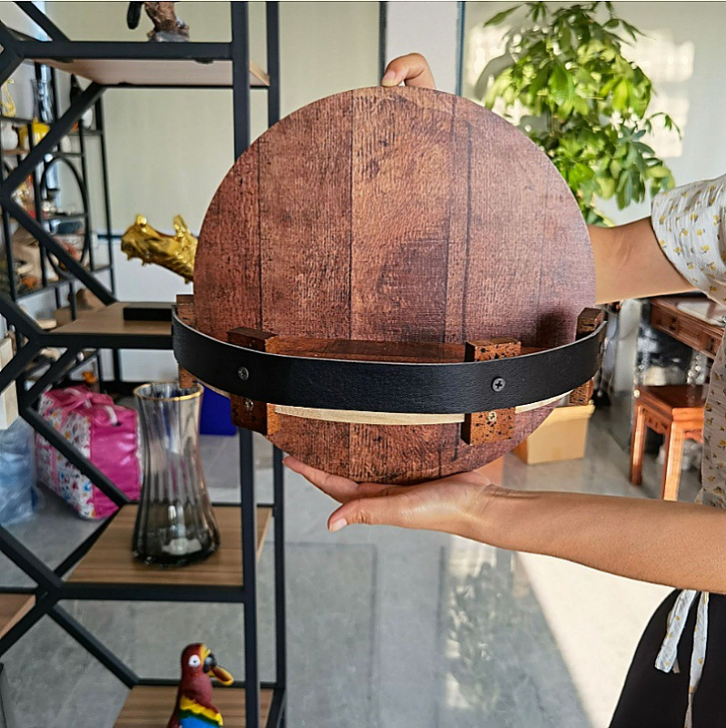 Bourbon Whiskey Barrel Rack rankų darbo medinis vyno vitrinos stalas, montuojamas ant sienos, skirtas užsienio prekybai