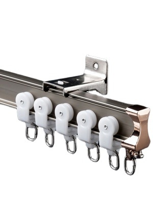 Užuolaidų bėgių skriemulys, viršuje montuojamas kablio tipo šone montuojamas lenktas bėgelis, įlankos langas su aliuminio lydiniu, dvigubo bėgelio slydimo nutildymo kreipiančioji bėgelė