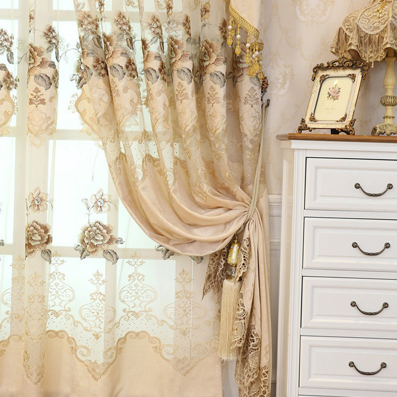 Užsienio sandėlio tiesūs plaukai, tarpvalstybiniai, baigti sandėlyje, prabangi svetainė, valgomasis, saulės skėtis, sustorinta šenilinė tuščiavidurė siuvinėta užuolaida