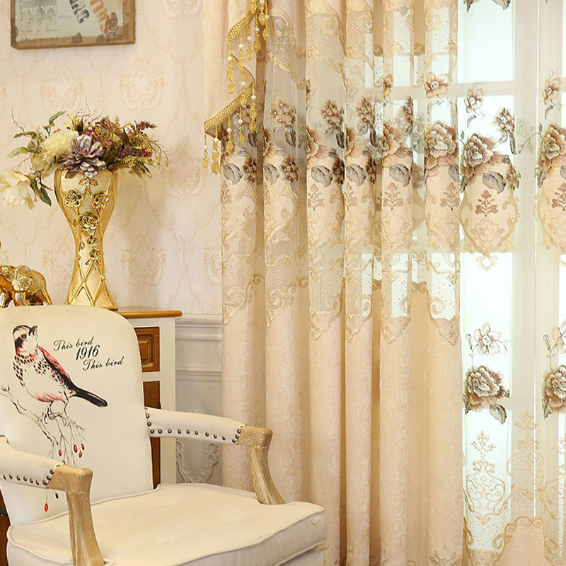 Užsienio sandėlio tiesūs plaukai, tarpvalstybiniai, baigti sandėlyje, prabangi svetainė, valgomasis, saulės skėtis, sustorinta šenilinė tuščiavidurė siuvinėta užuolaida