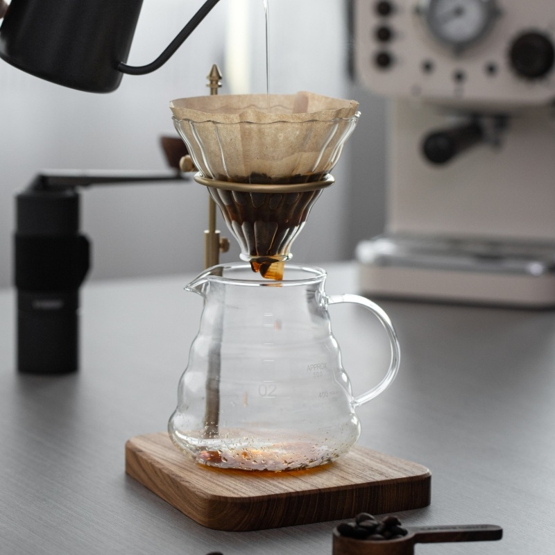 Medžio masyvo žalvario rankinis kavos laikiklis su retro reguliuojamu medžio masyvo pagrindu kavos filtro puodelio laikiklis, palaikantis prietaisą