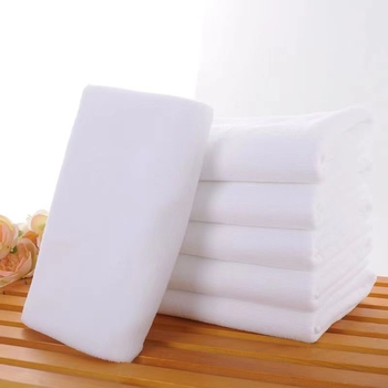 Vienkartiniai balti rankšluosčiai viešbučio vonios ir pedikiūro viešbučiui „Tangquan B&b Warp“ mikropluošto balti rankšluosčiai nepūkuoja