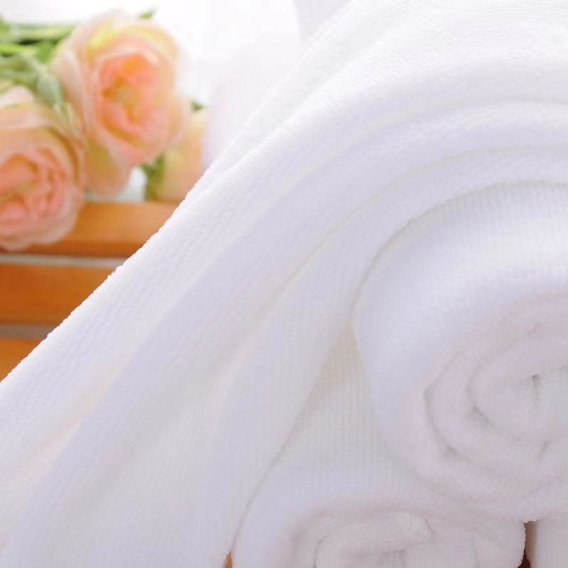Vienkartiniai balti rankšluosčiai viešbučio vonios ir pedikiūro viešbučiui „Tangquan B&b Warp“ mikropluošto balti rankšluosčiai nepūkuoja