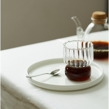 Υψηλής χρωματικής αξίας οικιακό κορίτσι τσάι φρούτων λεμονιού ποτήρι νερό φιόγκο γυάλινο ποτήρι πριγκίπισσα άνεμος βούρτσα γαργάρων