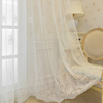 Šiaurės šalių aukštos klasės paprastas miegamasis, svetainė, balkonas, uždengtas siuvinėtu langų ekranu, balta užuolaida