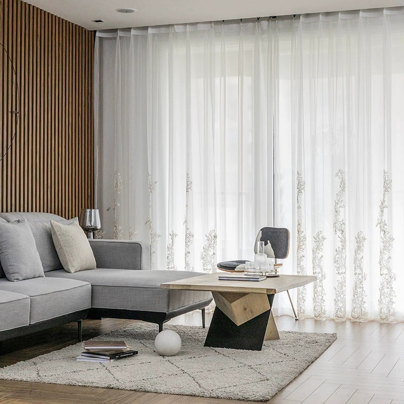 Šiaurės šalių aukštos klasės paprastas miegamasis, svetainė, balkonas, uždengtas siuvinėtu langų ekranu, balta užuolaida